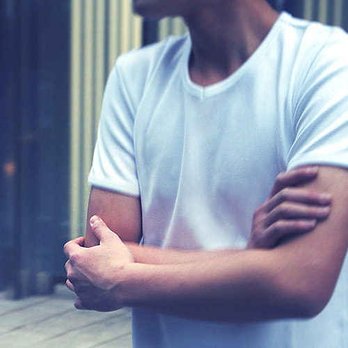 透けないTシャツを探している男性へ 白でも一枚で着られる理由